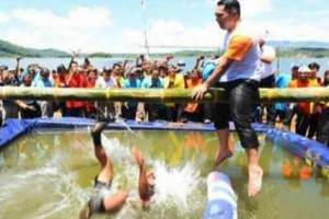 Gubernur Jabar, Ridwan Kamid saat bermain air pada acara peringatan hari Air Sedunia ke-27  di Waduk Darma.